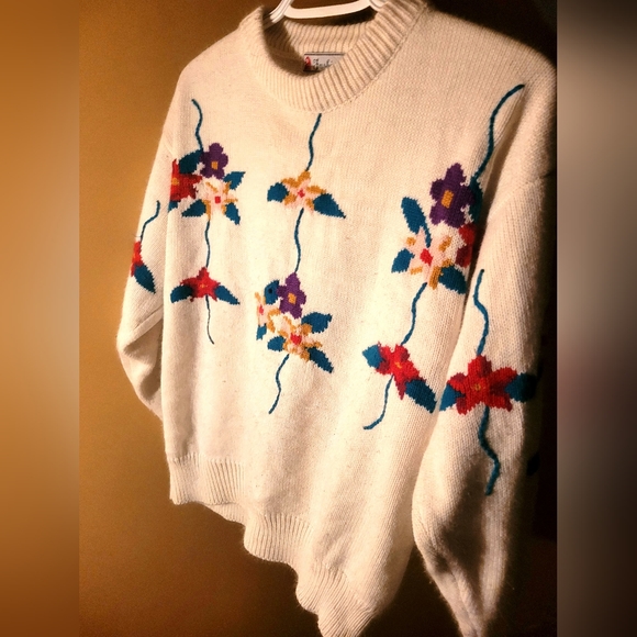 Women's Floral Motif Sweater - Picture 2 of 5